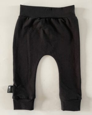 TessLiva-handgemaakte-baby-kinderkleding-broekje-zwart2