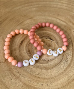 armbandje-naam-keuze-TessLiva-handgemaakte-baby-kinderkleding