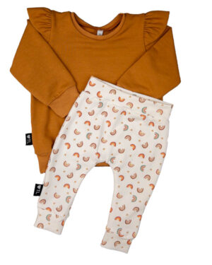 Set-sweater-caramel-(french-terry)-en-broekje-regenboog-off-white-TessLiva-handgemaakte-baby-kinderkleding
