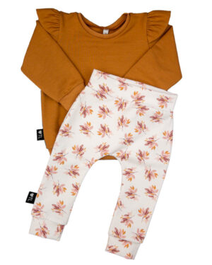 Set-sweater-caramel-(french-terry)-en-broekje-flowers-old-blush-TessLiva-handgemaakte-baby-kinderkleding