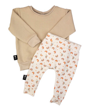 Set-sweater-waffle-sand-en-broekje-regenboog-off-white-TessLiva-handgemaakte-baby-kinderkleding
