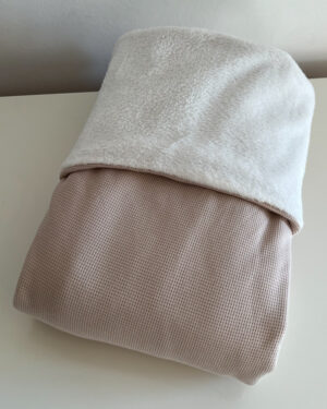 180e7101-ledikantdeken-waffle-sand-teddy-offwhite-dubbellaags-tessliva-hangemaakte-baby-kinderkleding