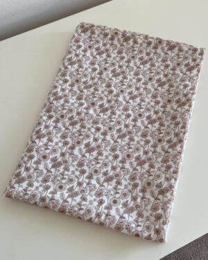 180e7101-ledikantlaken-beige-bloemen-katoen-tessliva-hangemaakte-baby-kinderkleding