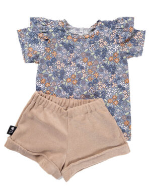 2000000288-set-short-badstof-beige-en-shirt-bloemen-lichtblauw-tessliva-hangemaakte-baby-kinderkleding