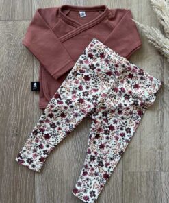Set overslag shirt roze klei (fijne rib) en legging bloemen off white (fijne rib)